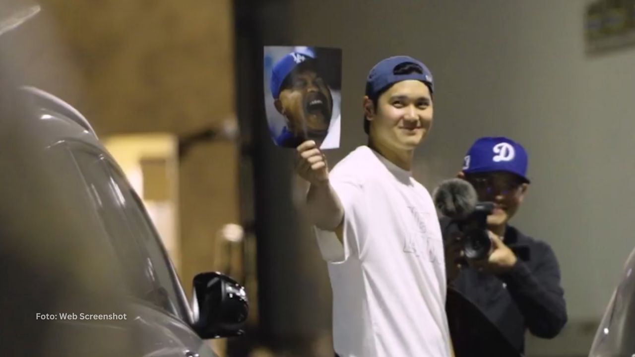 Dave Roberts toma desquite de Ohtani en batalla de bromas Shohei Ohtani admirando la broma de Dave Roberts