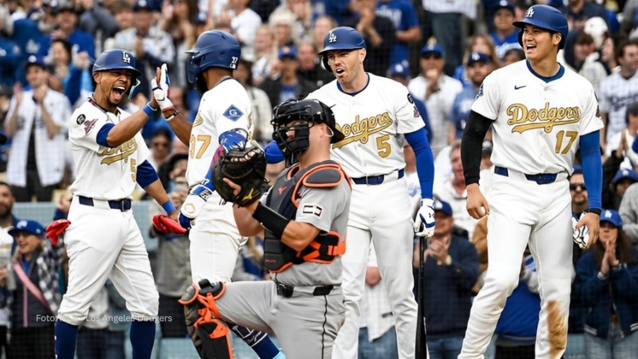 Mookie Betts, Teoscar Hernández, Freddie Freeman y Shohei Ohtani celebrando un cuadrangular con Los Angeles Dodgers