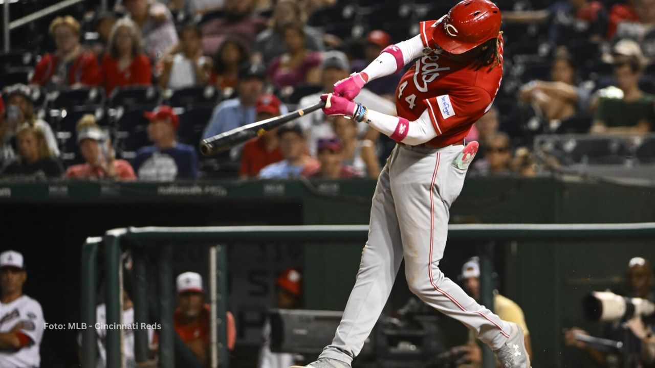 Elly De La Cruz bateando con Cincinnati Reds