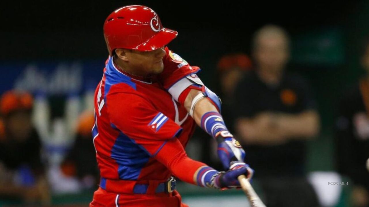 Yuli Gurriel con uniforme de Equipo Cuba en Clásico Mundial