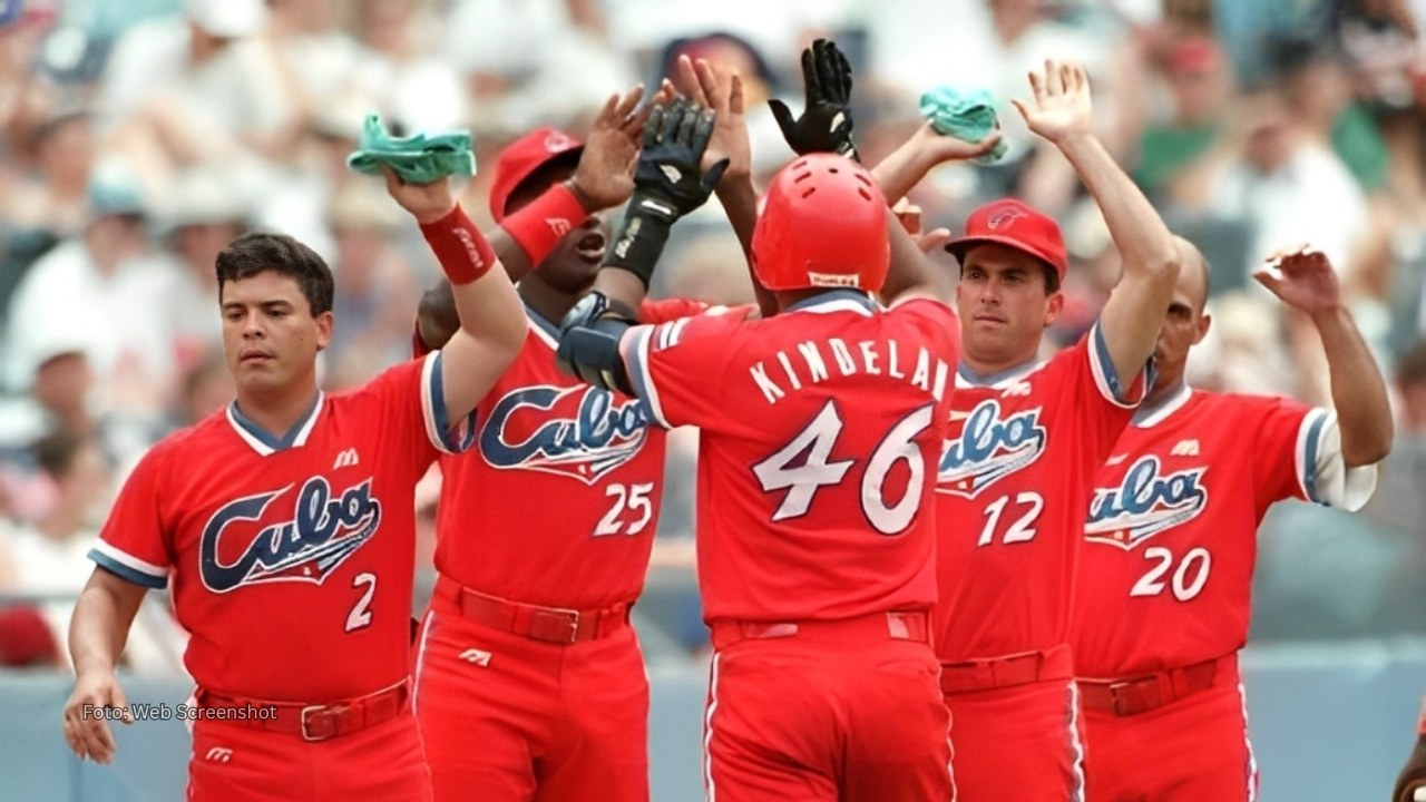 El sonado fracaso de 1992: Equipo Cuba vs profesionales mexicanos Jugadores del Equipo Cuba celebrando una carrera