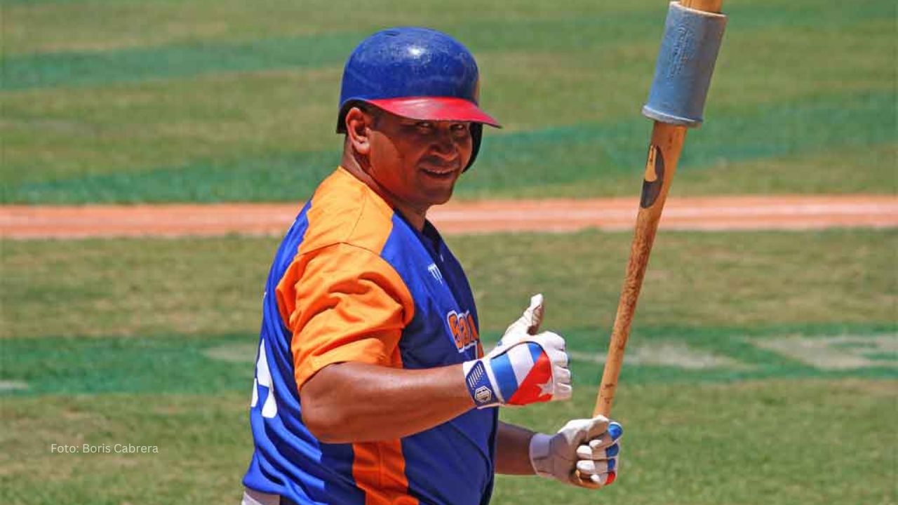 Frederich Cepeda conecta hit 2500 en beisbol cubano