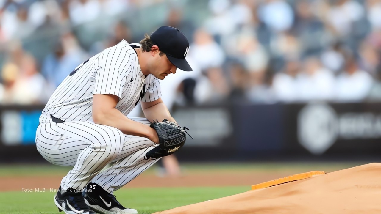 Yankees ajusta roster, prospecto dominicano a Ligas Menores Gerrit Cole agachado en la lomita