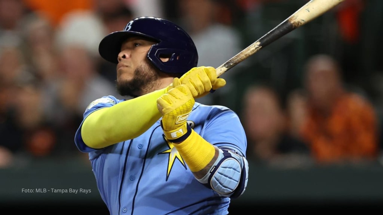 Los mejores talentos del béisbol colombiano que brillarán en el escenario mundial en 2025 Harold Ramírez bateando con Tampa Bay Rays