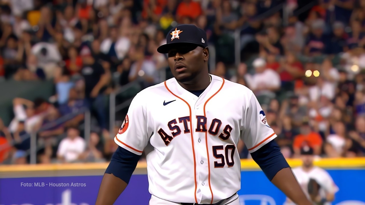 Atlanta anuncia 3 jugadores al roster oficial, 2 dominicanos dentro Hector Neris con el uniforme de Houston Astros