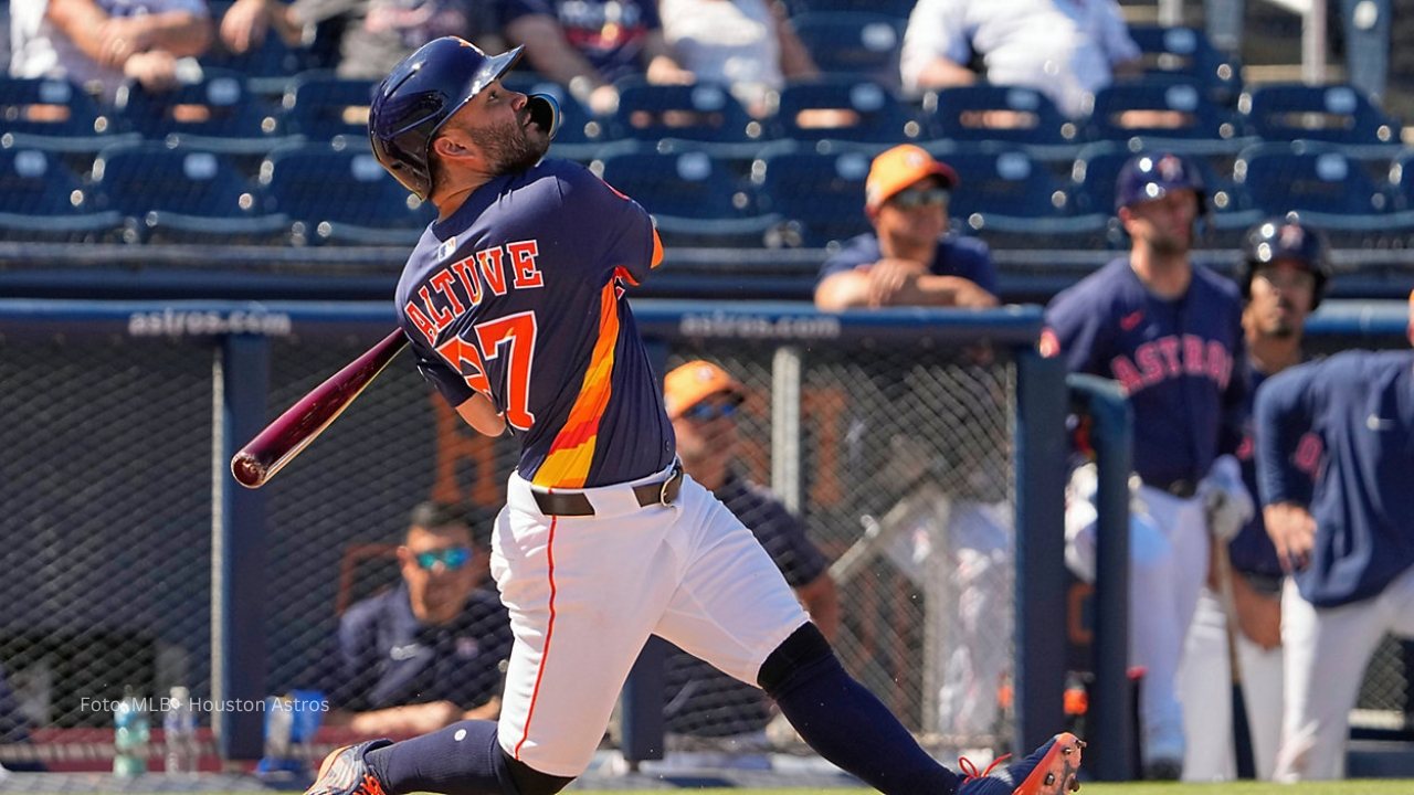 Jose Altuve bateando con Houston Astros en el Spring Training