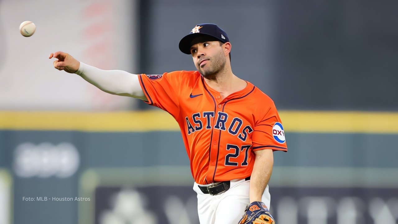Jose Altuve cubriendo la segunda base con Houston Astros