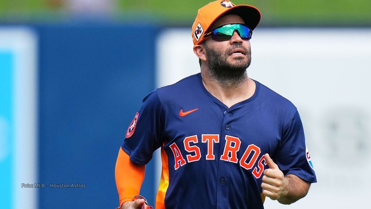 Pifia de Jose Altuve en los jardines de Houston Astros Jose Altuve en un juego con Houston Astros en los jardines