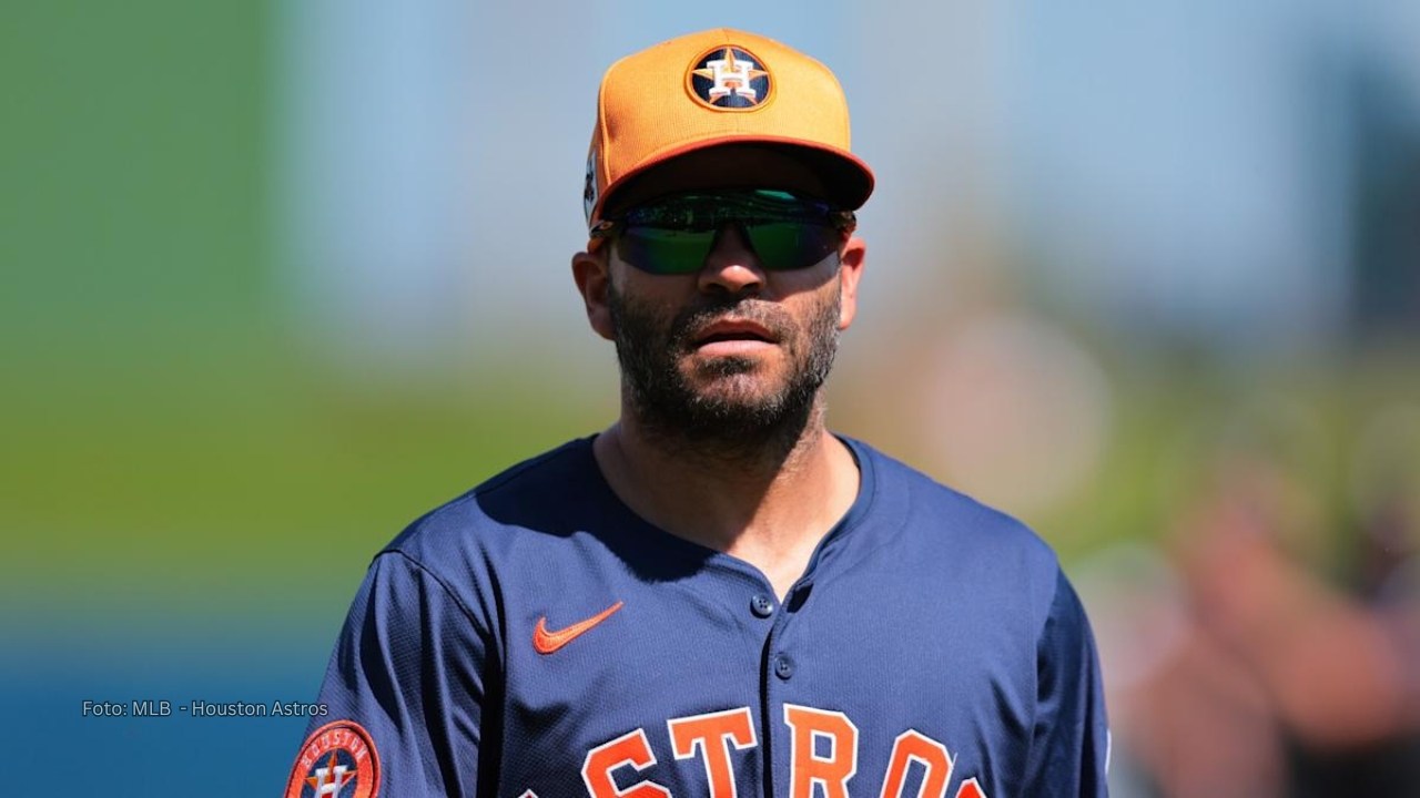 Pifia de Jose Altuve en los jardines de Houston Astros Jose Altuve con el uniforme de Houston Astros