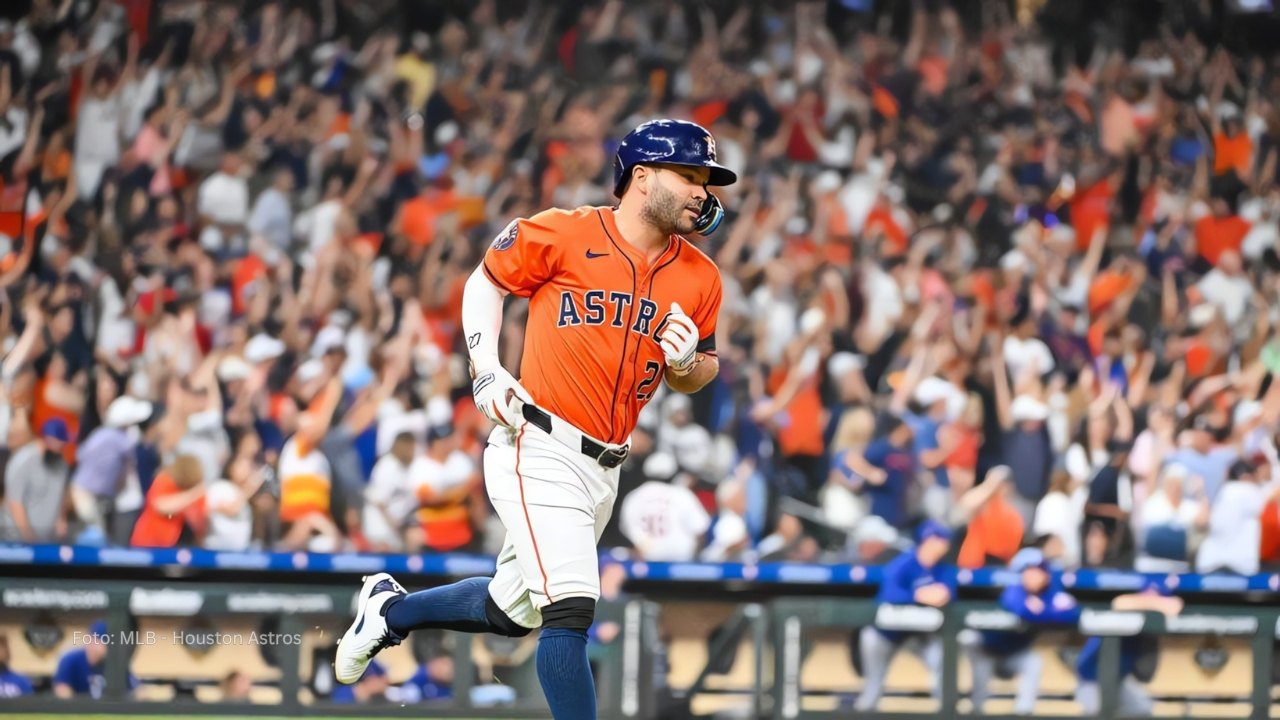 Jose Altuve recorriendo las bases tras hit con Houston Astros