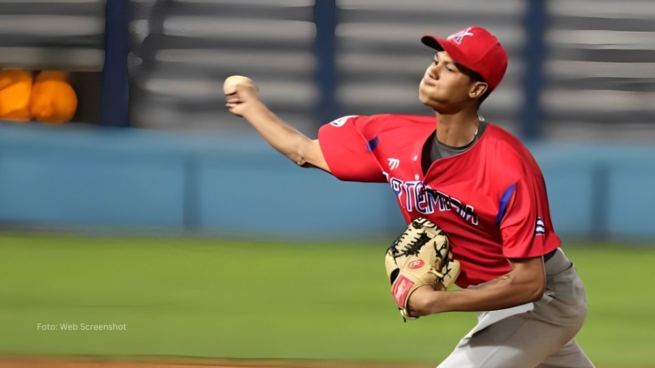 Lanzador Cubano abandona Liga Élite y firma en Italia José Ignacio Bermúdez lanzando en un juego del beisbol cubano.