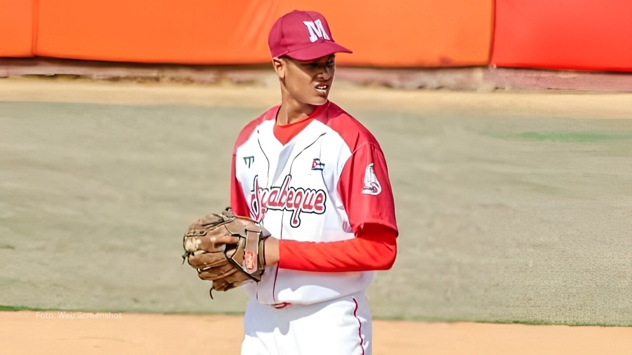 Lanzador Cubano abandona Liga Élite y firma en Italia José Ignacio Bermúdez lanzando con el equipo de Mayabeque