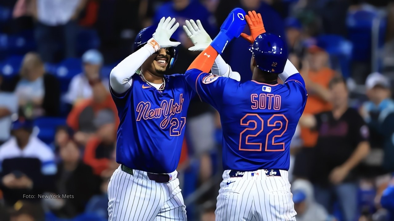 Juan Soto conecta jonrón y doble en victoria de New York Juan Soto celebrando con Mark Vientos un cuadrangular
