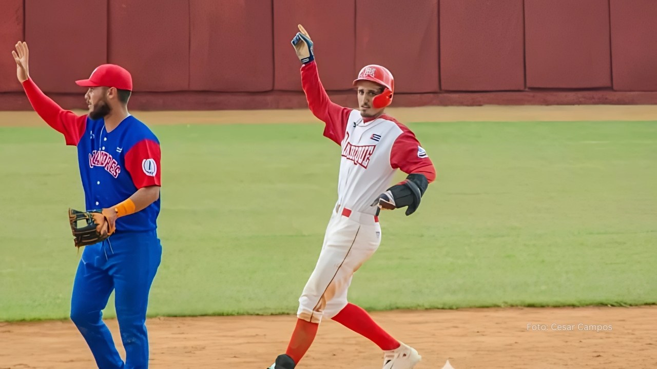 Sale de Cuba pelotero de Serie Nacional y firma contrato en Europa Jonah Colomina llega segunda tras un doble en Serie Nacional