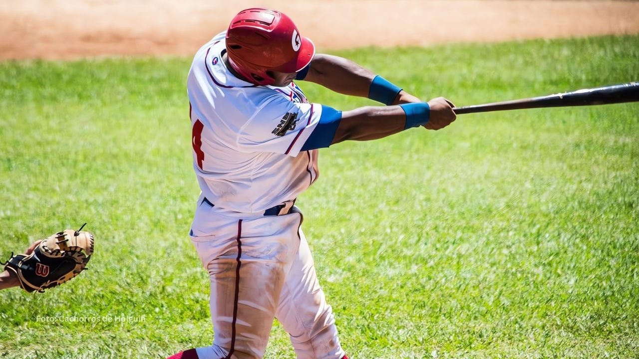 Oficial: Lázaro Cedeño marginado por Granma, jugará con Holguín Lázaro Cedeño tomando un turno en la Serie Nacional. Beisbol Cubano