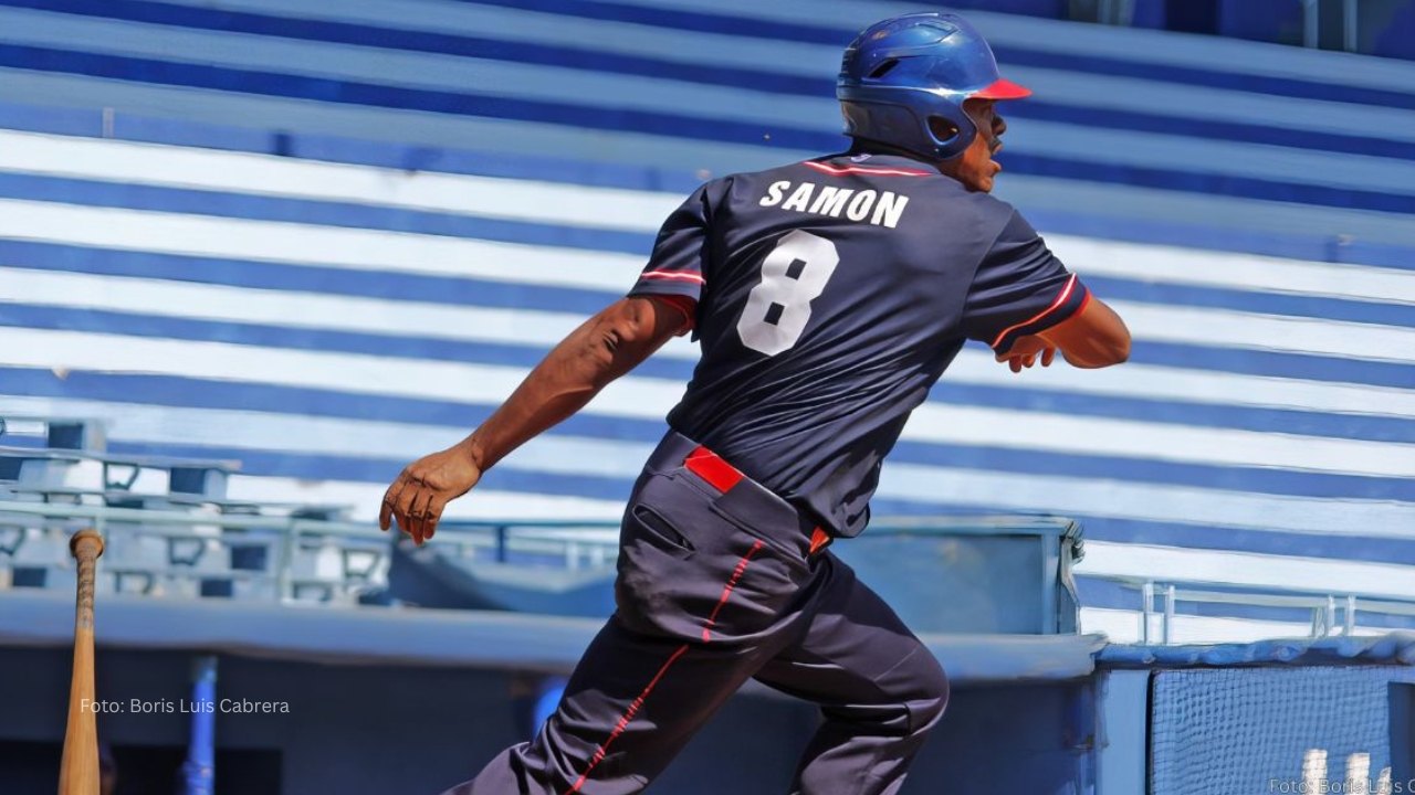 Yordanis Samón bateando en el beisbol cubano
