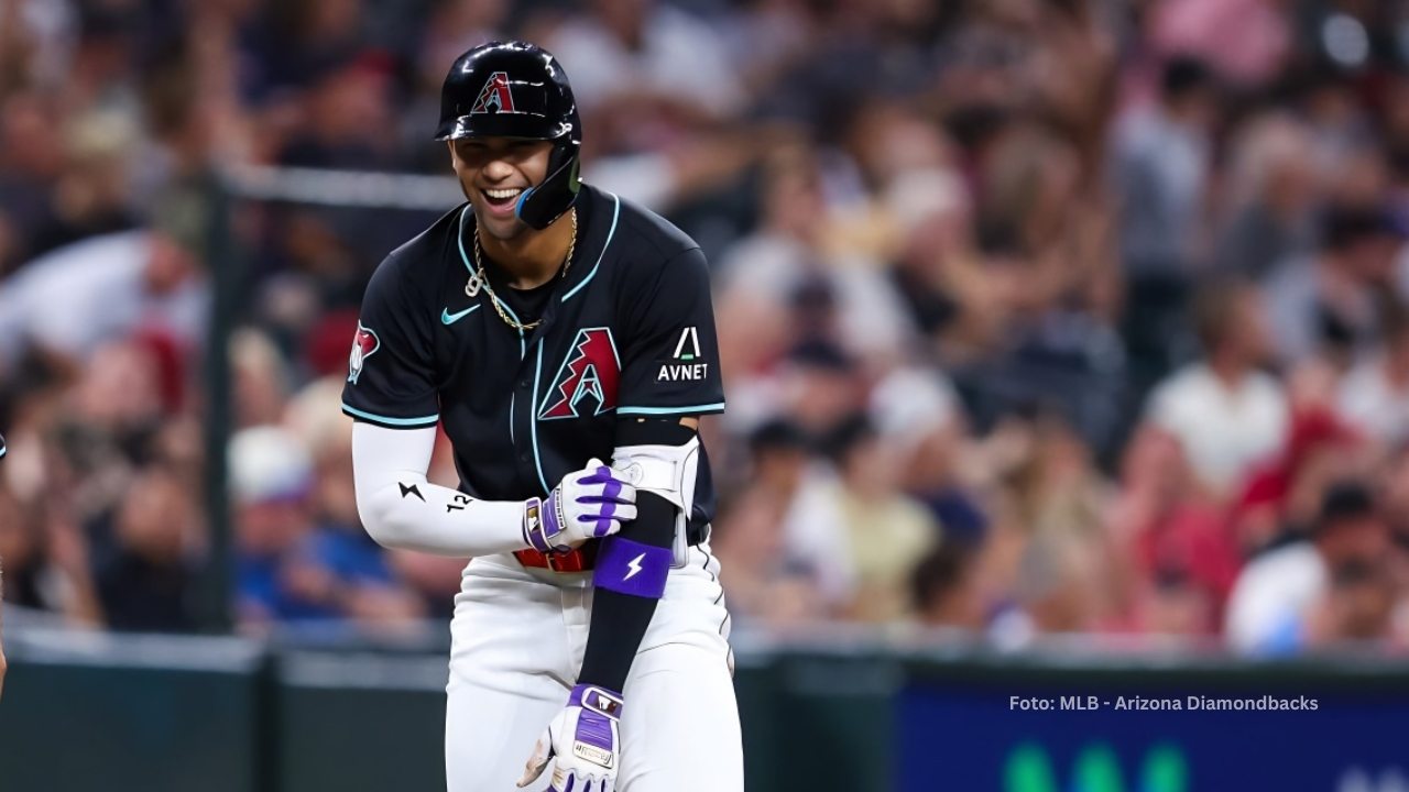 Lourdes Gurriel Jr sonriendo tras un doble