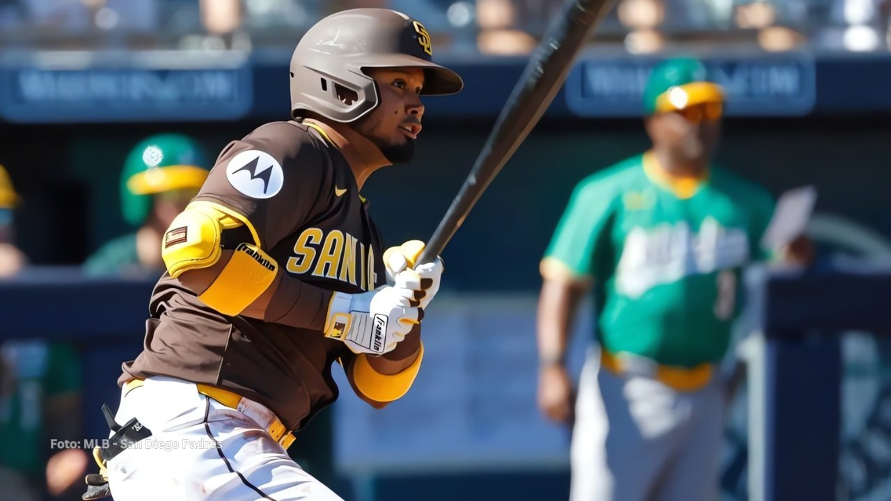 Luis Arráez bateando con San Diego Padres