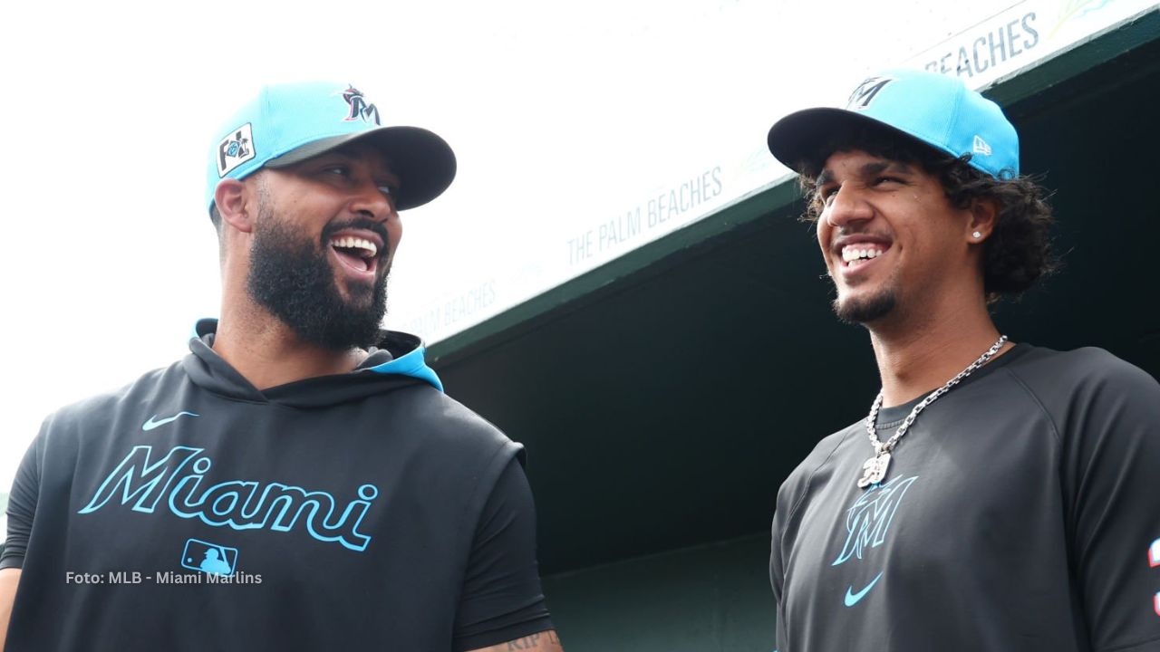 Mets interesados en Sandy Alcántara, indica fuente Sandy Alcántara riéndose con el uniforme de Miami Marlins. New York Mets