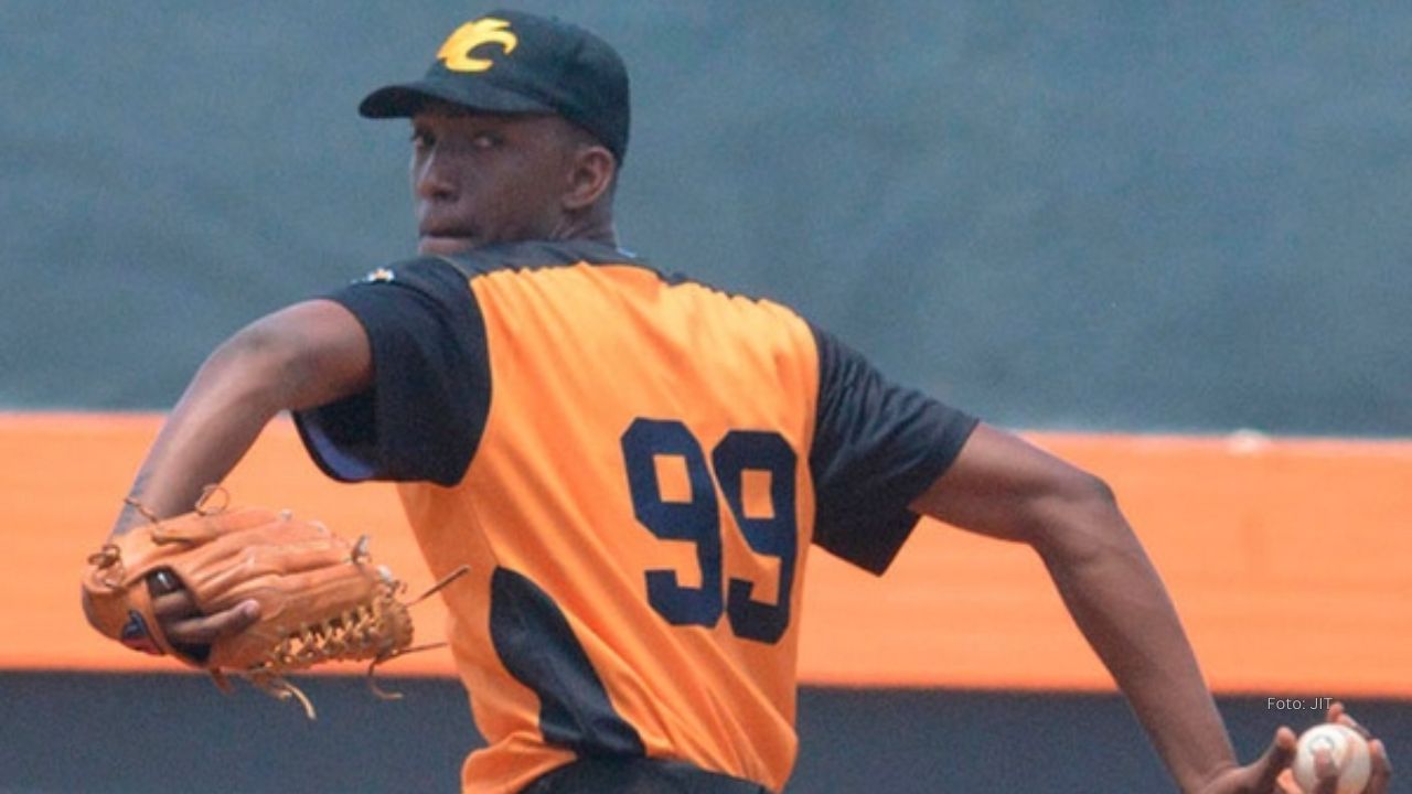 2 Peloteros cubanos firman contrato en Liga Venezolana Javier Mirabal uno de los peloteros cubanos que firmó en Venezuela