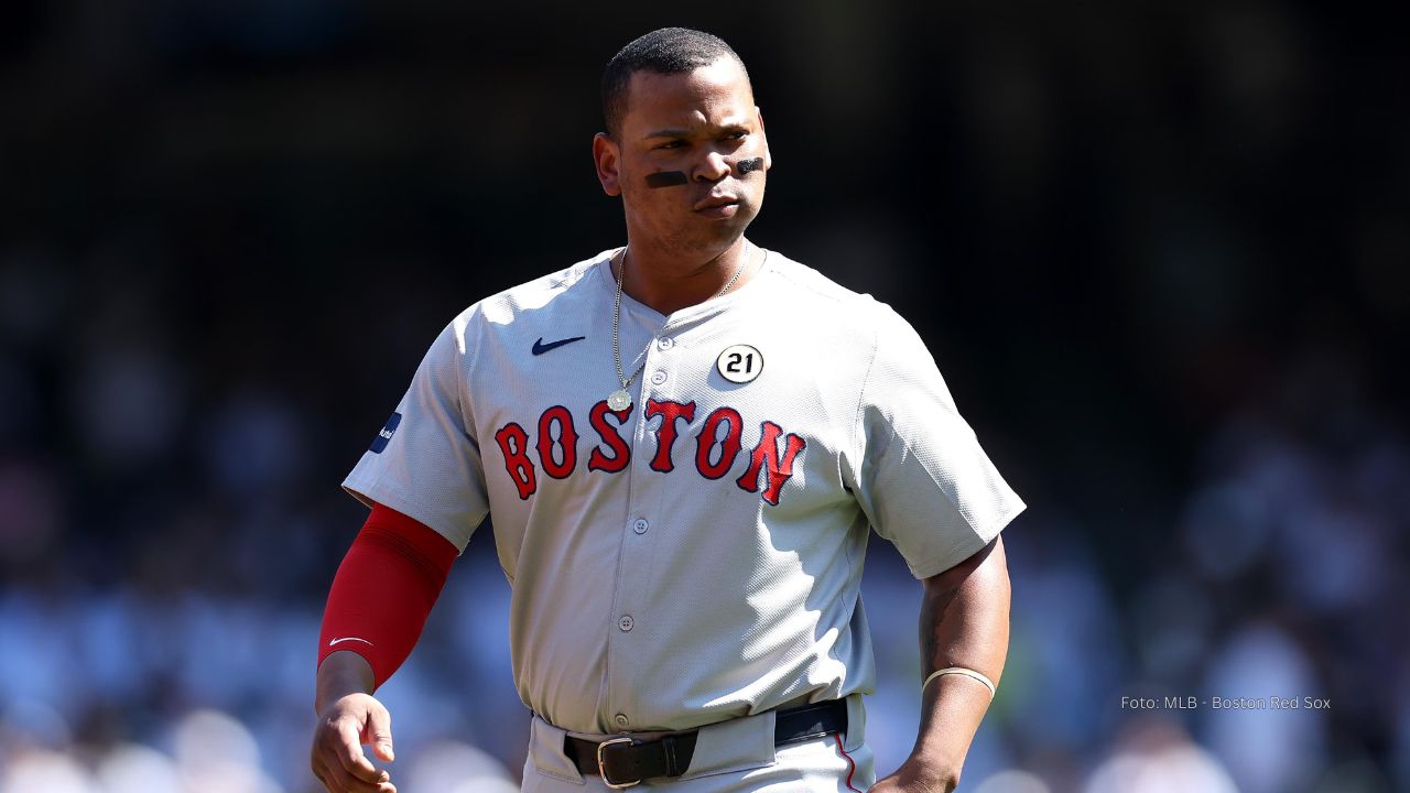 Rafael Devers consideró irse de Red Sox, revela prensa de Boston Rafael Devers con uniforme de Boston Red Sox