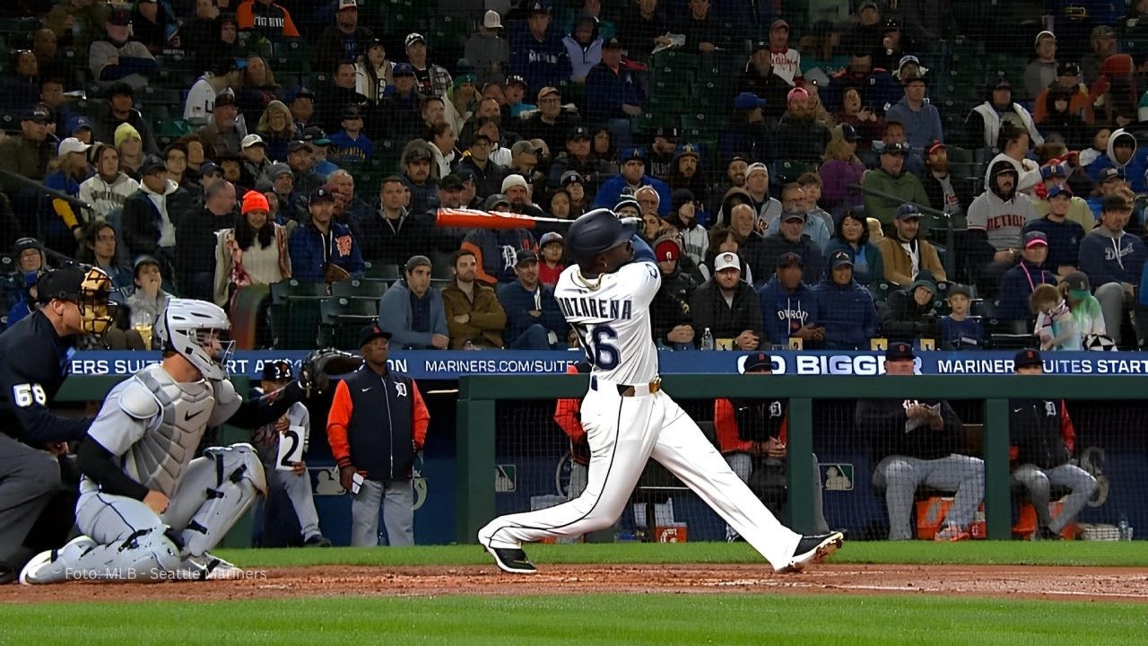 Randy Arozarena bateando con Seattle Mariners