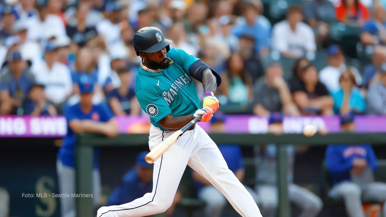 Jonrón de 400 pies de Randy Arozarena le deja nuevo récord en MLB Randy Arozarena bateando con Seattle Mariners