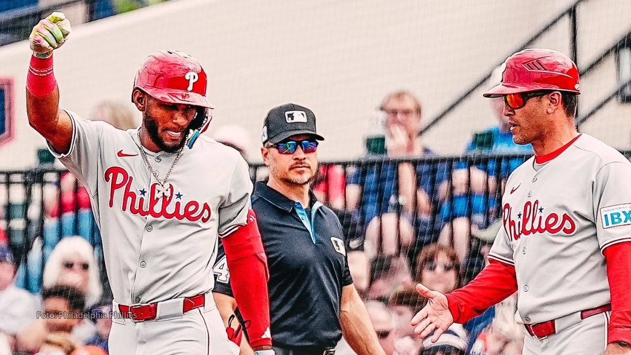 Philadelphia propina paliza a Boston en juego de 26 carreras Johan Rojas celebrando un batazo con el coach de Philadelphia Phillies