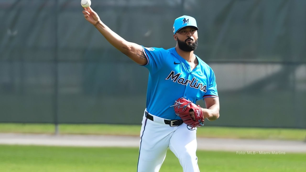 Sandy Alcántara lanzando con Miami Marlins