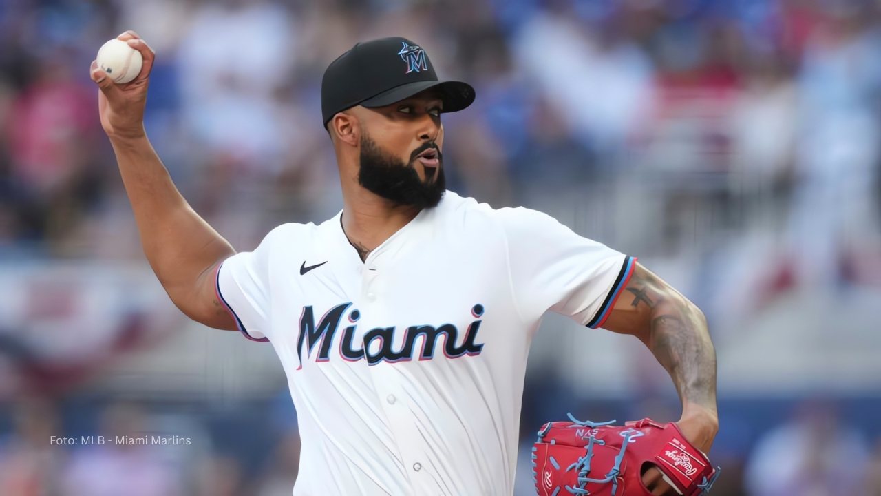 Sandy Alcántara lanzando con Miami Marlins