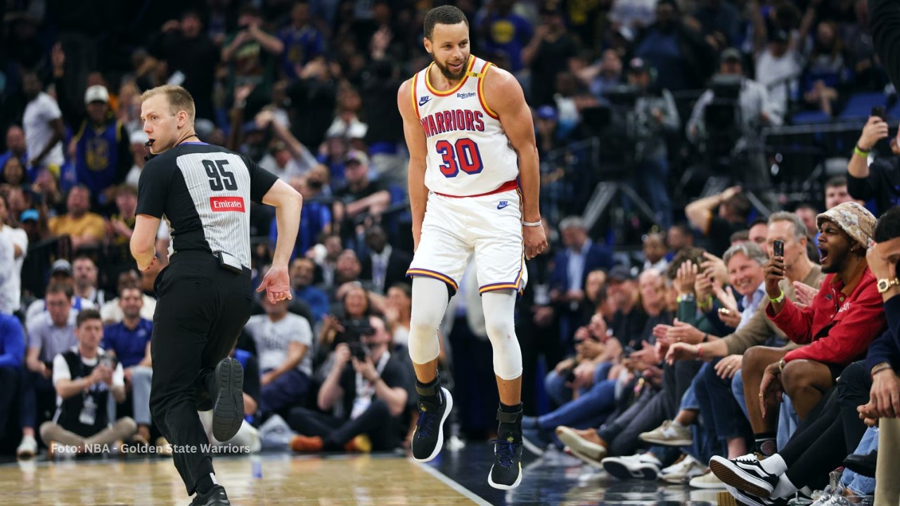 Stephen Curry y LeBron James comparten marca histórica en NBA Stephen Curry celebrando una anotación