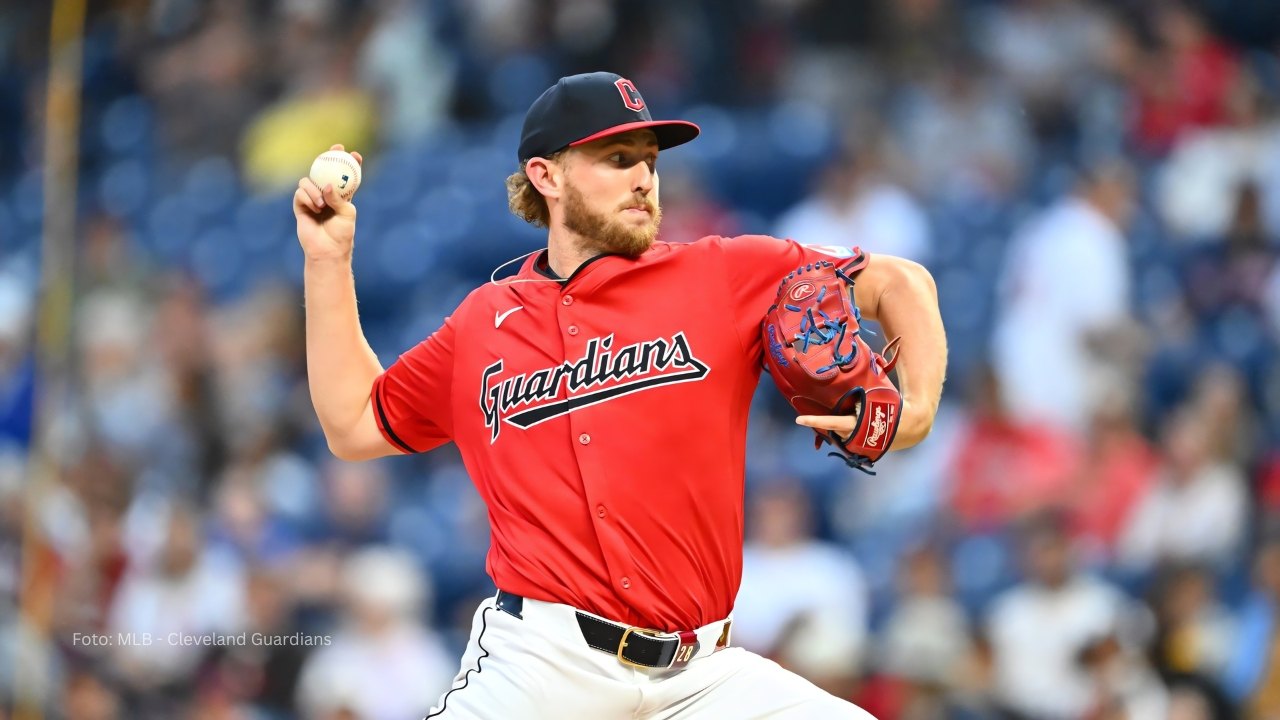 Tanner Bibee lanzando con Cleveland Guardians