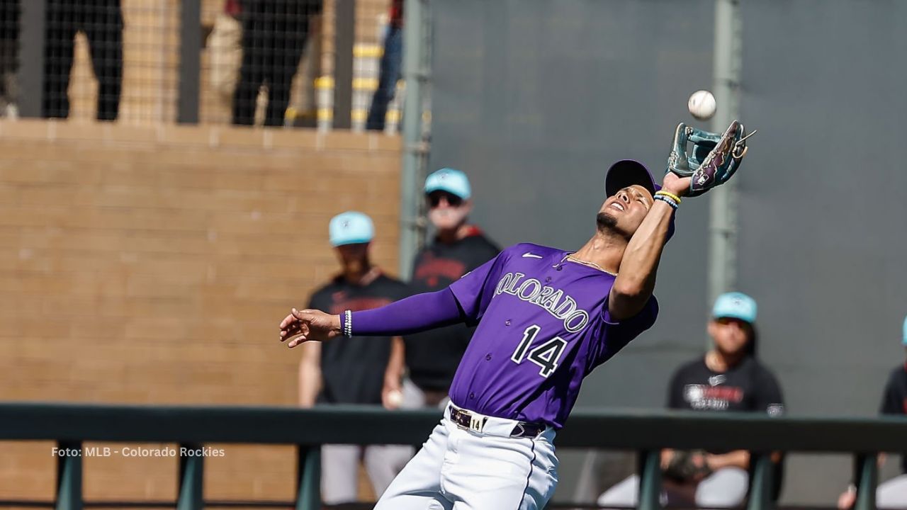 Ezequiel Tovas con el uniforme de Colorado Rockies