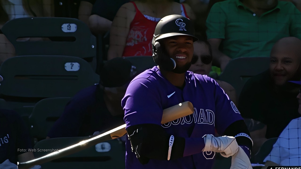 Cubano Yanquiel Fernández a Ligas Menores, Colorado ajusta roster Yanquiel Fernandez tomando un turno con Colorado Rockies en el Spring Training