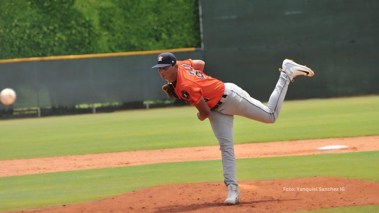 Lanzador Cubano Yanquiel Sánchez despedido por Houston Yanquiel Sanchez lanzando con el uniforme de Houston Astros