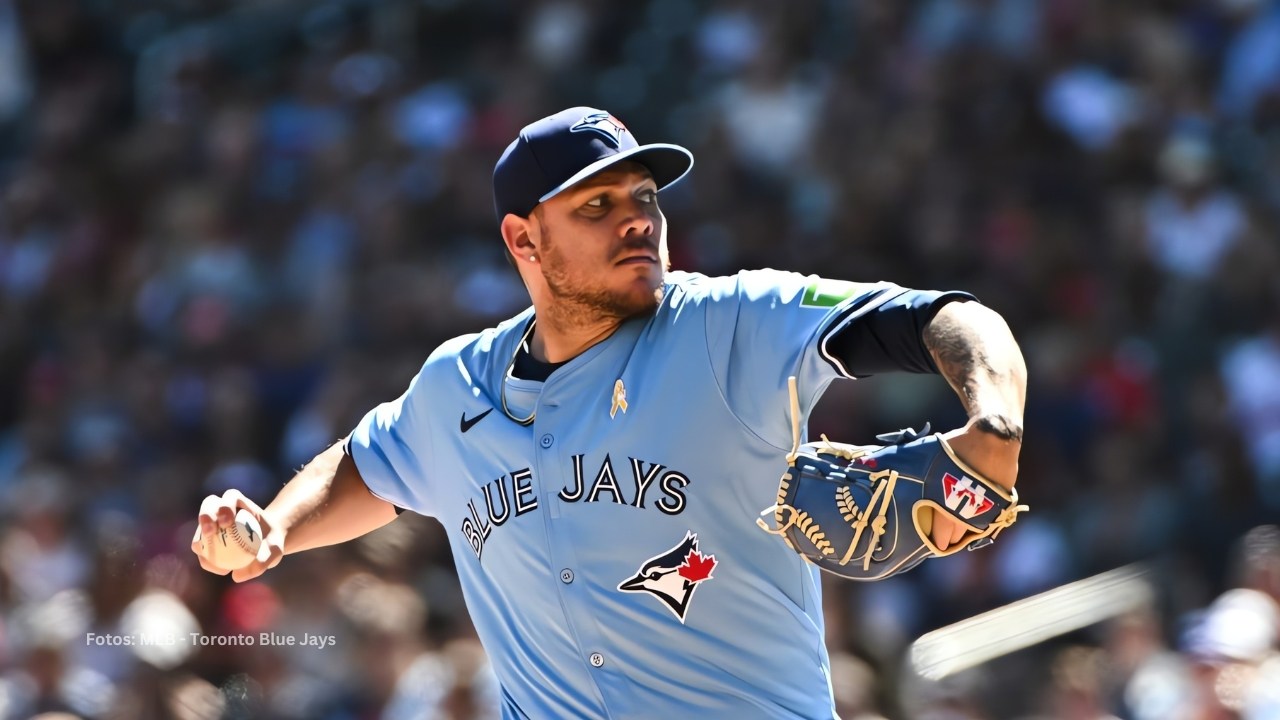 Yariel Rodríguez lanzando con Toronto Blue Jays