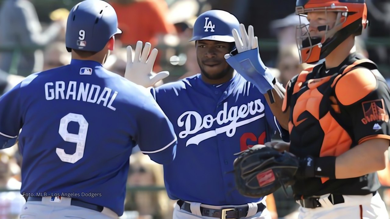 Yasiel Puig y Yasmani Grandal comparten récord entre peloteros cubanos en MLB Yasiel Puig celebra un cuadrangular con Yasmani Grandal