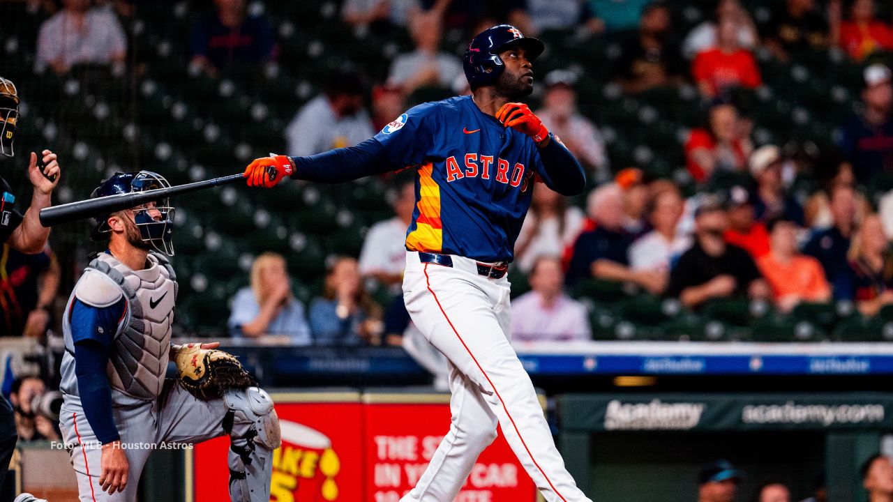 Yordan Alvarez conectando jonrón con Houston Astros