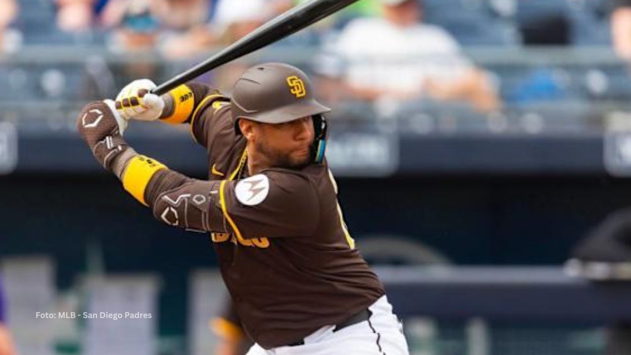 Yuli Gurriel salió de emergente por San Diego Padres en el momento clave y enfrentó a su compatriota Daysbel Hernández.