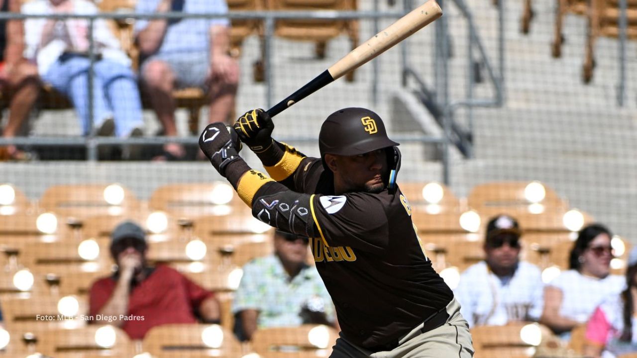 Así le va a Yuli Gurriel en Spring Training 2025 Yuli Gurriel con el uniforme de San Diego Padres