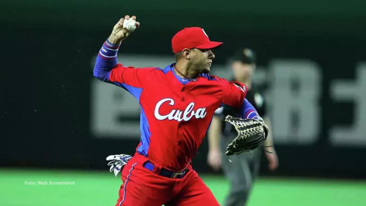 Yuli Gurriel confiesa: “1er Clásico lo más grande, 3ro lo más fuerte” Yuli Gurriel con el equipo Cuba en el Clasico Mundial
