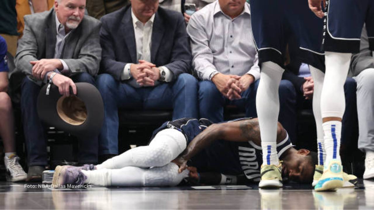 Kyrie Irving fuera el resto de la temporada NBA por grave lesión Kyrie Irving en el suelo con Dallas Mavericks