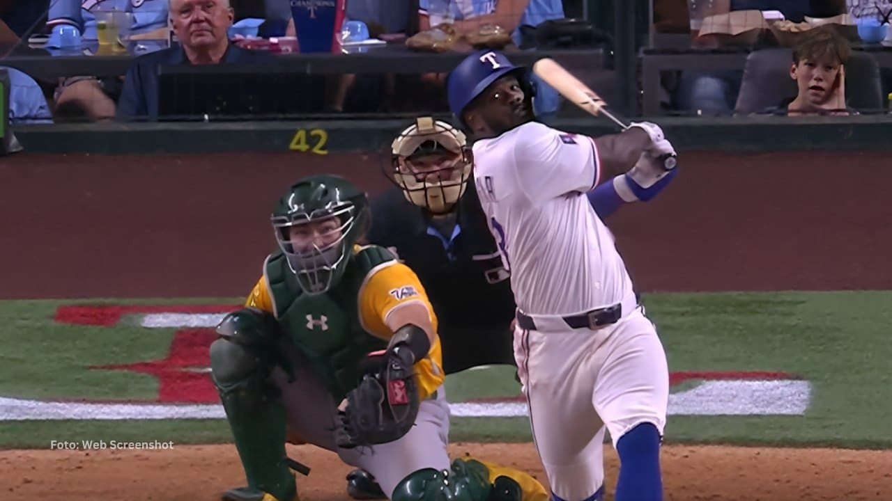 Adolis Garcia bateando con Texas Rangers