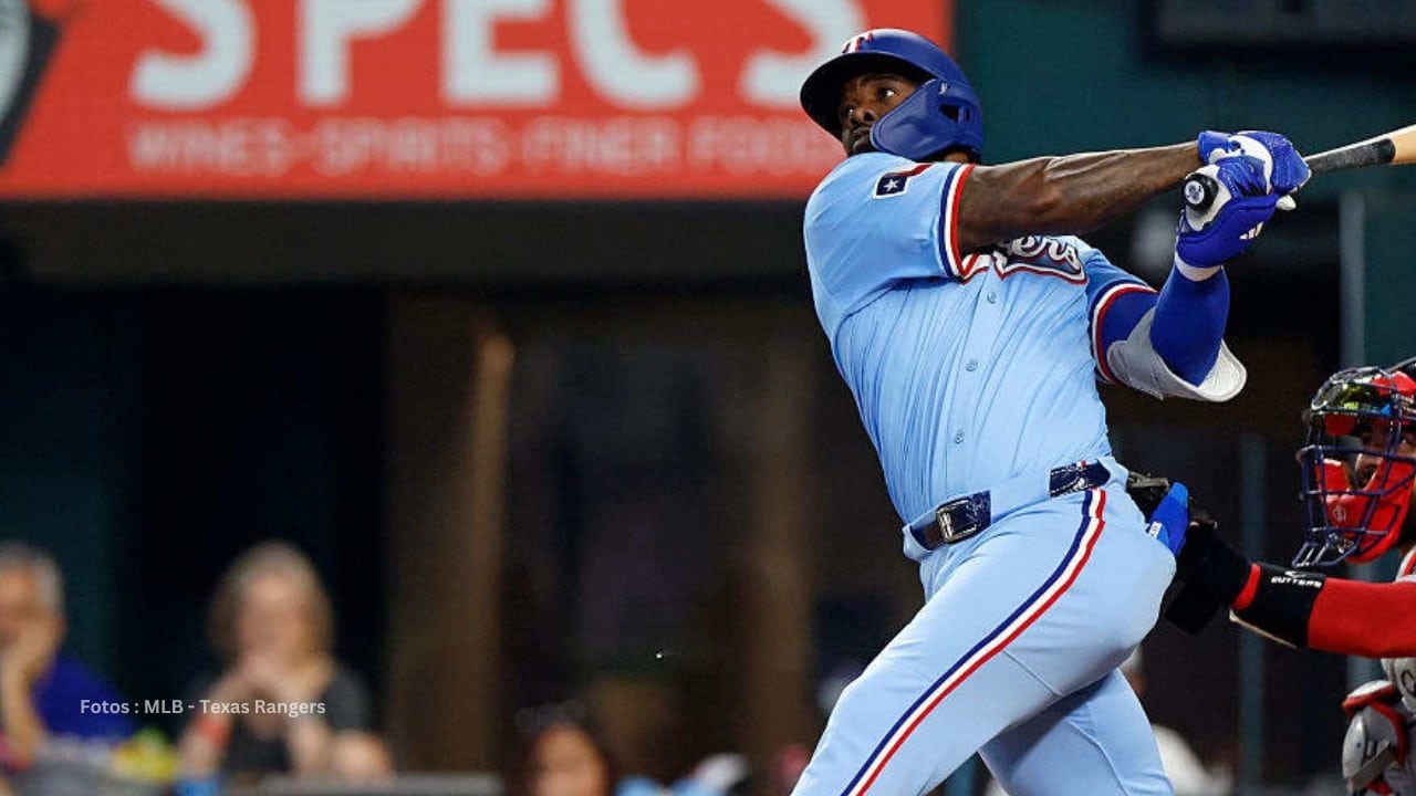 Adolis Garcia bateando con Texas Rangers