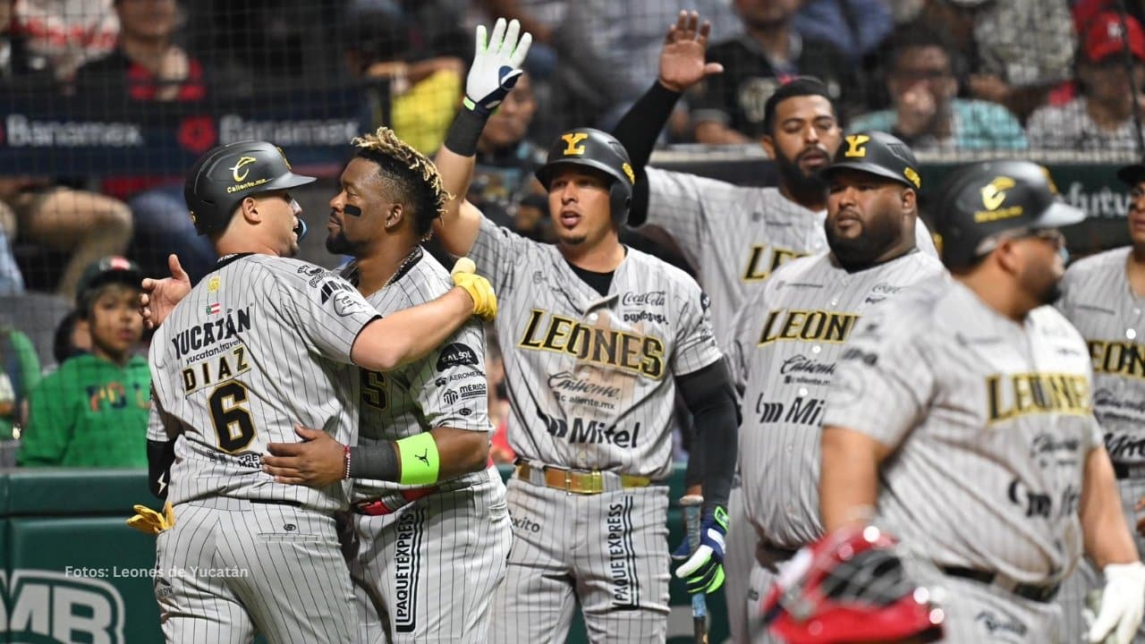 Aledmys Diaz celebra con compañeros en Leones de Yucatan tras jonrón