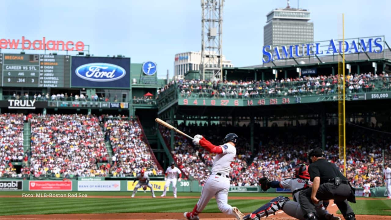 Alex Bregman bateando con Boston Red Sox