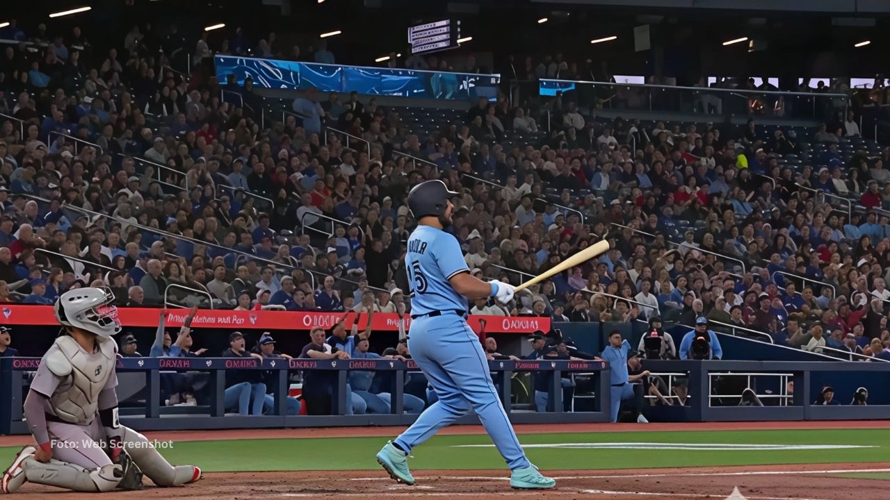 Anthony Santander bateando con Toronto Blue Jays