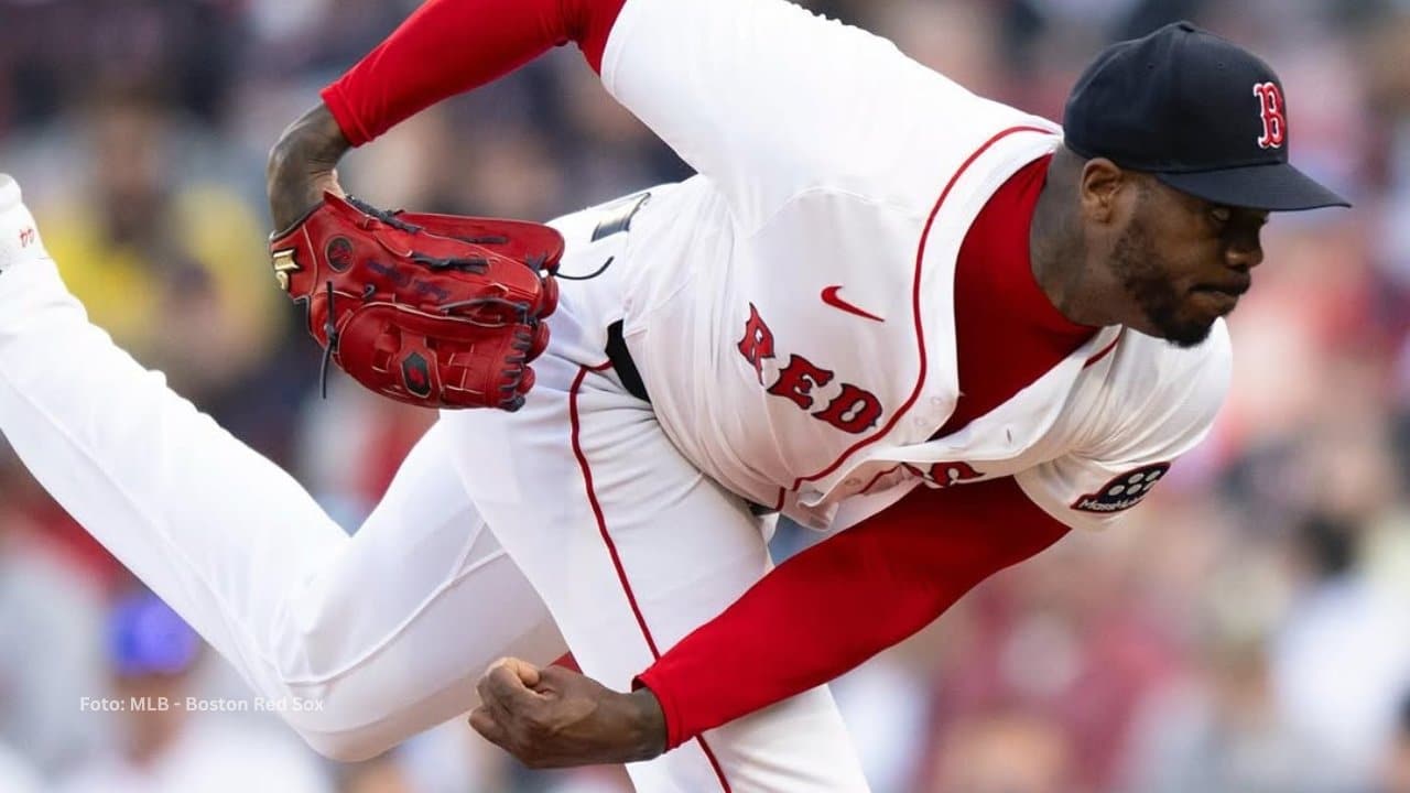 Aroldis Chapman lanzando con el equipo de Boston Red Sox