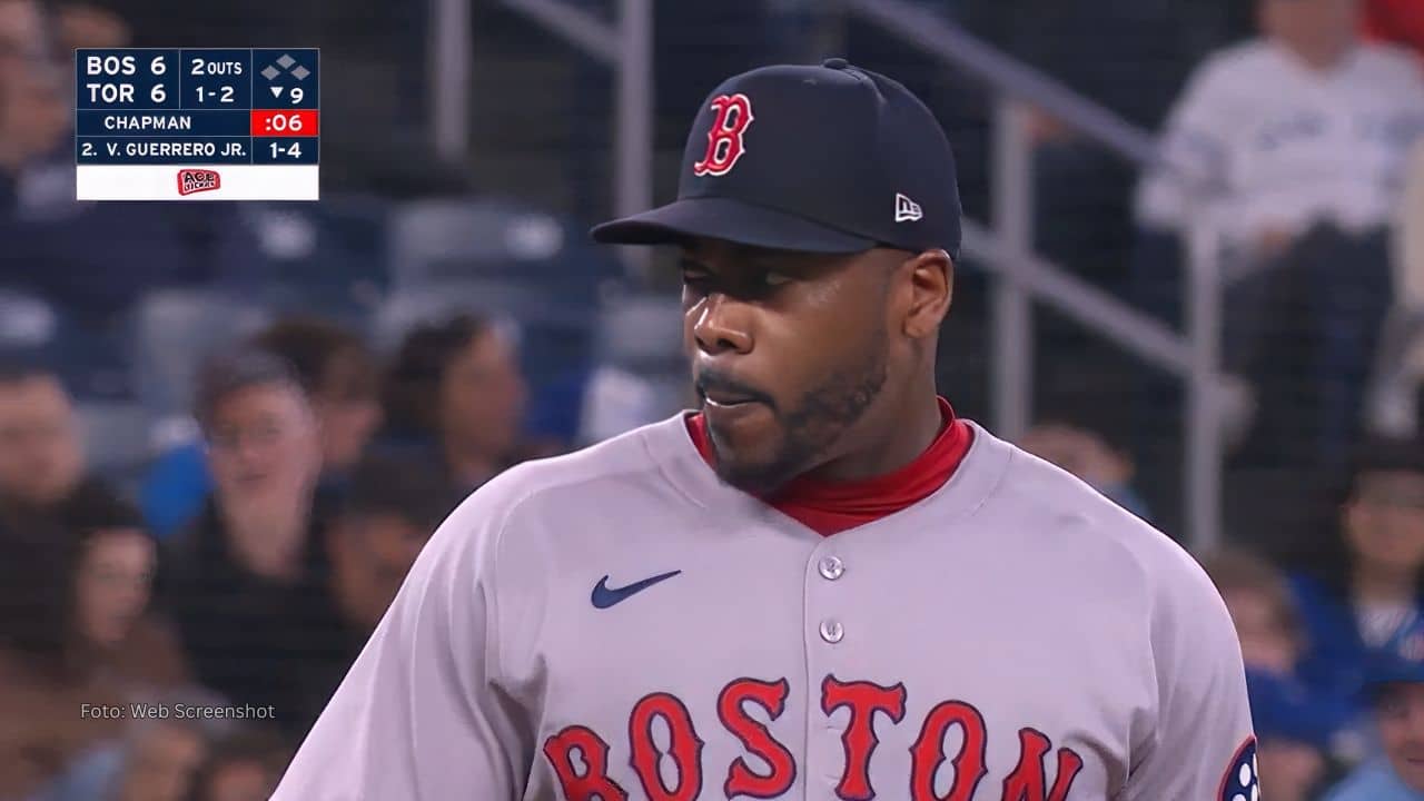 Aroldis Chapman lanzando con Boston Red Sox