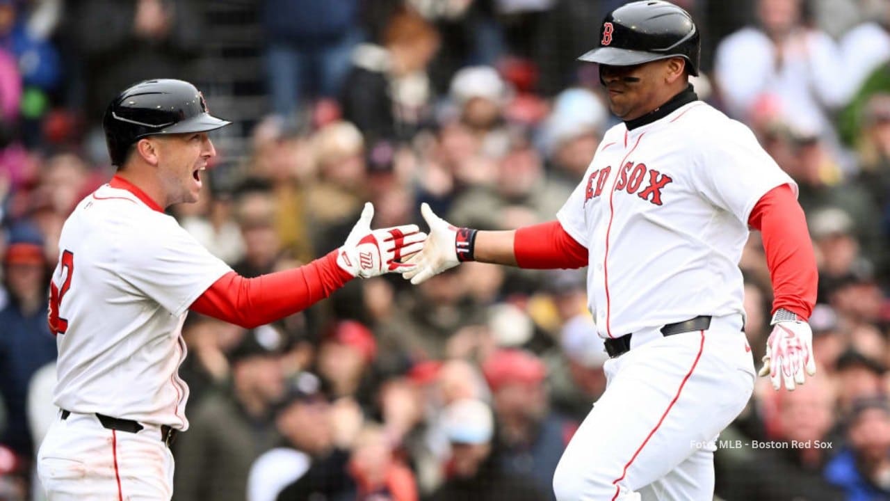 Alex Bregman y Rafael Devers celebrando una carrera con Boston Red Sox